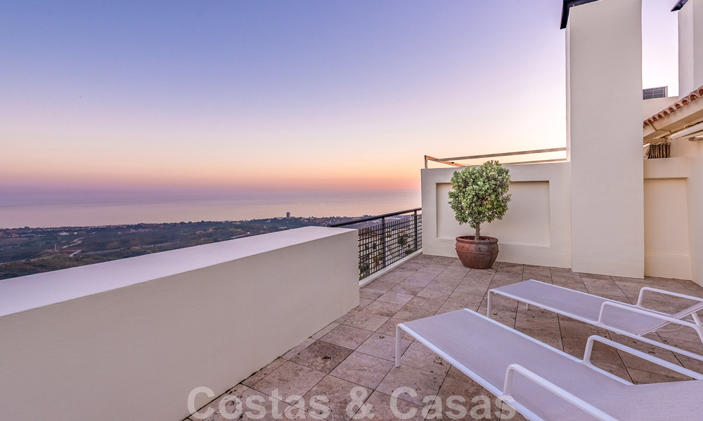 Modern duplex penthouse te koop met panoramisch zeezicht, gelegen in een begeerd complex in Los Monteros, Marbella 52278
