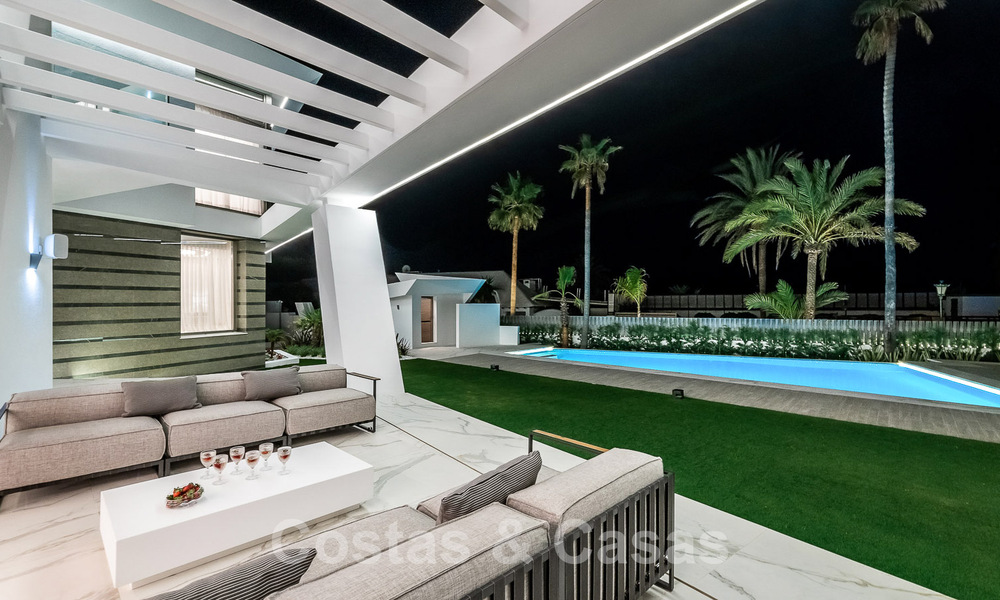 Nieuwgebouwde luxevilla met een architectonisch design te koop, eerstelijnsstrand in Los Monteros, Marbella 52283