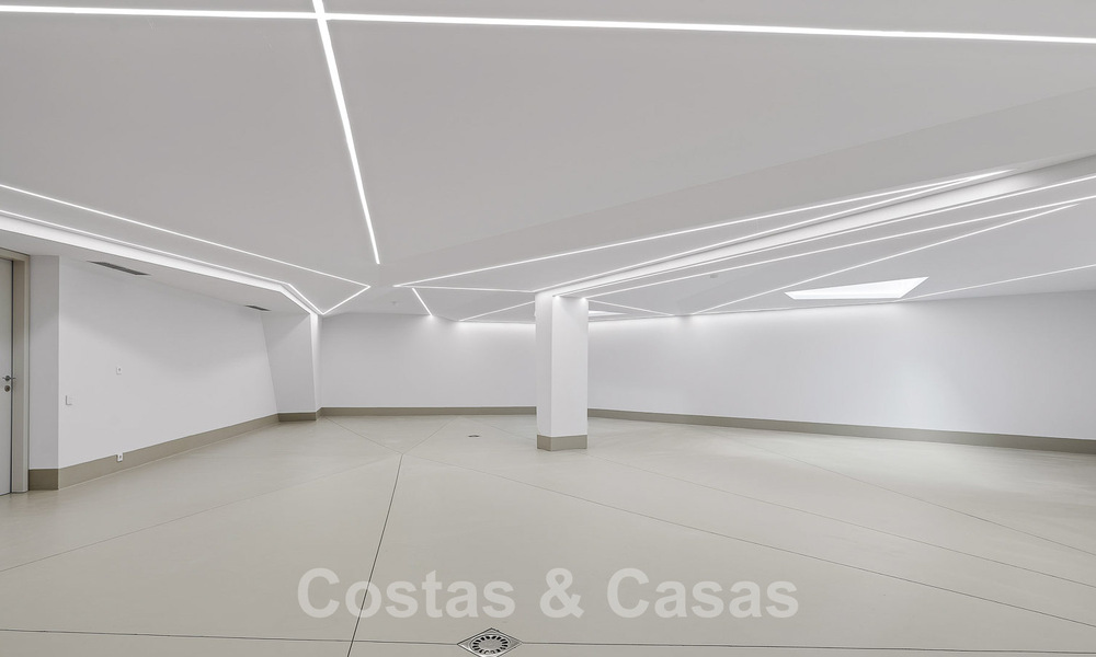 Nieuwgebouwde luxevilla met een architectonisch design te koop, eerstelijnsstrand in Los Monteros, Marbella 52308