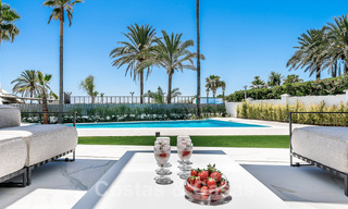 Nieuwgebouwde luxevilla met een architectonisch design te koop, eerstelijnsstrand in Los Monteros, Marbella 52331 