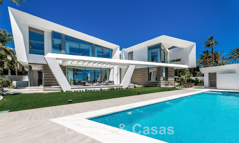 Nieuwgebouwde luxevilla met een architectonisch design te koop, eerstelijnsstrand in Los Monteros, Marbella 52332