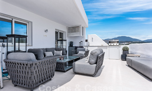 Eigentijds gerenoveerd penthouse te koop met berg- en zeezicht in Nueva Andalucia, Marbella 53594