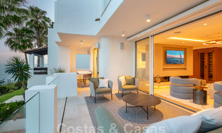 Superieur eerstelijnsstrand penthouse te koop met frontaal zeezicht in Puente Romano op de Golden Mile van Marbella 52904 