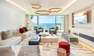 Superieur eerstelijnsstrand penthouse te koop met frontaal zeezicht in Puente Romano op de Golden Mile van Marbella 52927 