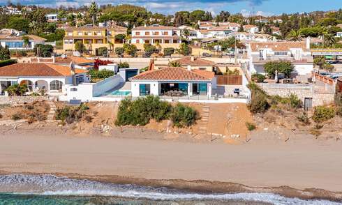 Schitterende strandvilla in een modern-Mediterrane stijl te koop met frontaal zeezicht, eerstelijnsstrand in Mijas, Costa del Sol 54555