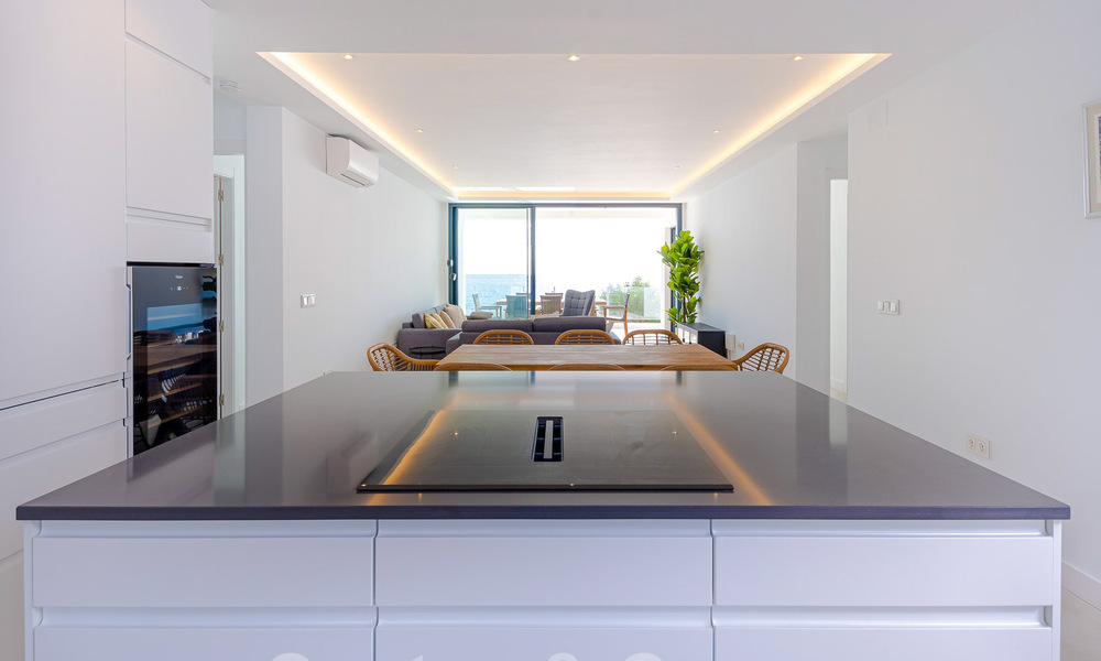 Schitterende strandvilla in een modern-Mediterrane stijl te koop met frontaal zeezicht, eerstelijnsstrand in Mijas, Costa del Sol 54561