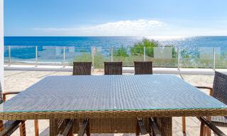 Schitterende strandvilla in een modern-Mediterrane stijl te koop met frontaal zeezicht, eerstelijnsstrand in Mijas, Costa del Sol 54581 