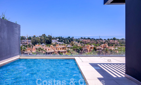 Eigentijds duplex penthouse te koop met privézwembad, op de New Golden Mile tussen Marbella en Estepona 53603