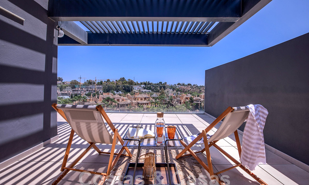 Eigentijds duplex penthouse te koop met privézwembad, op de New Golden Mile tussen Marbella en Estepona 53604