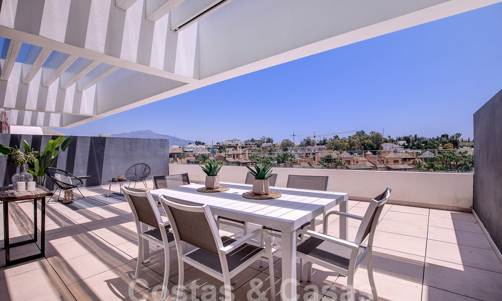 Eigentijds duplex penthouse te koop met privézwembad, op de New Golden Mile tussen Marbella en Estepona 53610