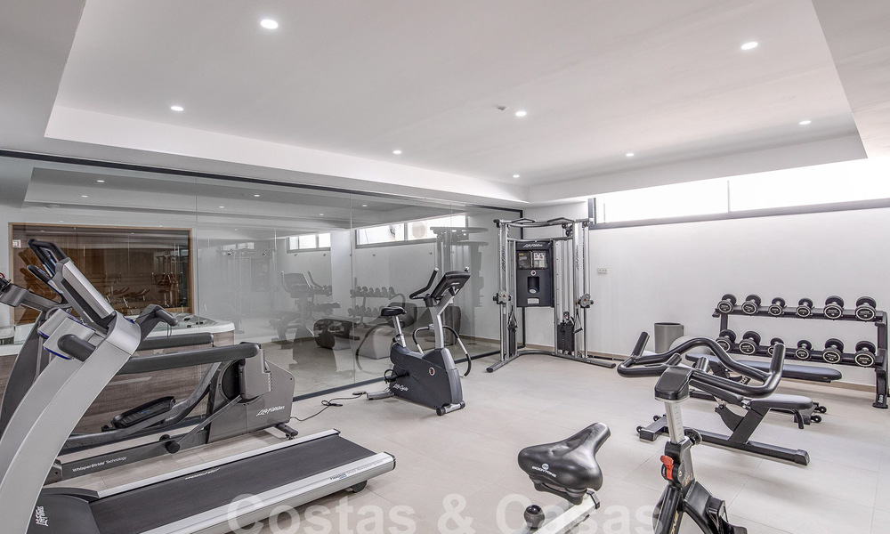 Eigentijds duplex penthouse te koop met privézwembad, op de New Golden Mile tussen Marbella en Estepona 53621