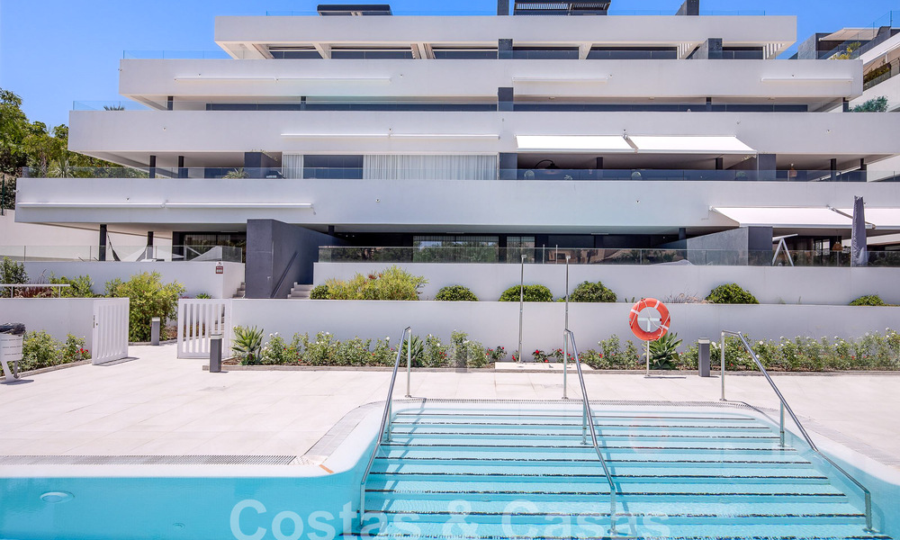 Eigentijds duplex penthouse te koop met privézwembad, op de New Golden Mile tussen Marbella en Estepona 53622