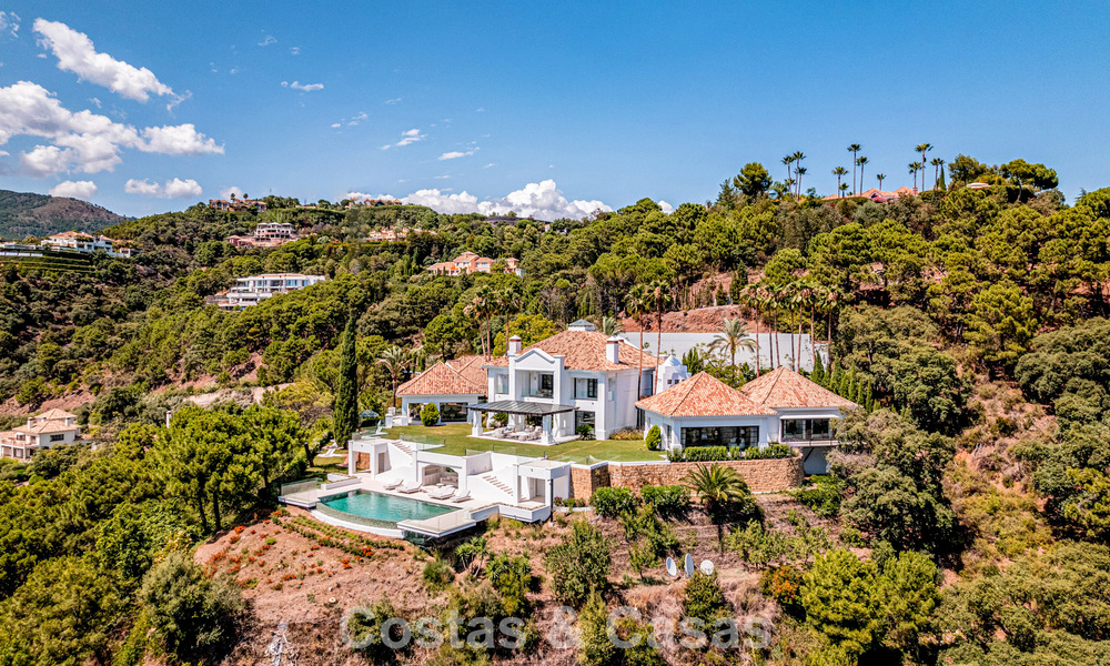Boutique villa in resortstijl te koop met open zeezicht, genesteld in het weelderig groen van het exclusieve La Zagaleta golfresort, Marbella - Benahavis 54054