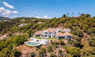 Boutique villa in resortstijl te koop met open zeezicht, genesteld in het weelderig groen van het exclusieve La Zagaleta golfresort, Marbella - Benahavis 54054 