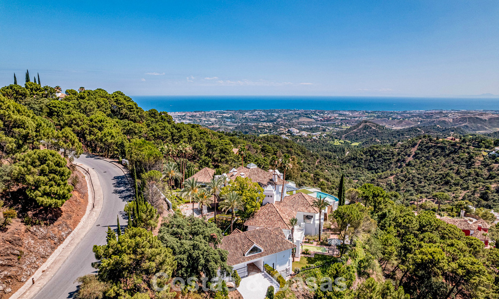 Boutique villa in resortstijl te koop met open zeezicht, genesteld in het weelderig groen van het exclusieve La Zagaleta golfresort, Marbella - Benahavis 54056
