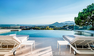 Boutique villa in resortstijl te koop met open zeezicht, genesteld in het weelderig groen van het exclusieve La Zagaleta golfresort, Marbella - Benahavis 54079 