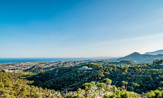 Boutique villa in resortstijl te koop met open zeezicht, genesteld in het weelderig groen van het exclusieve La Zagaleta golfresort, Marbella - Benahavis 54084 