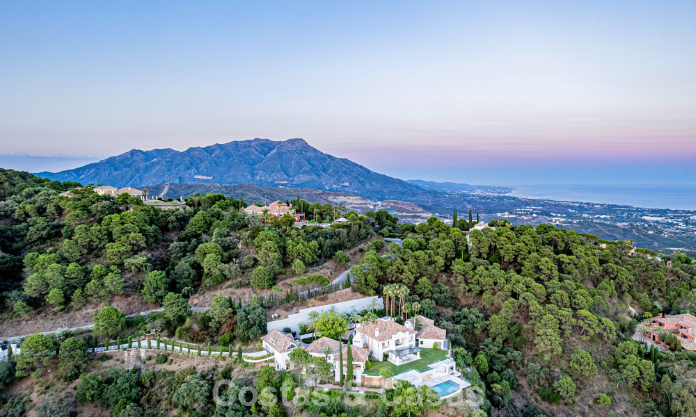 Boutique villa in resortstijl te koop met open zeezicht, genesteld in het weelderig groen van het exclusieve La Zagaleta golfresort, Marbella - Benahavis 54100