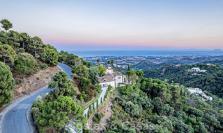 Boutique villa in resortstijl te koop met open zeezicht, genesteld in het weelderig groen van het exclusieve La Zagaleta golfresort, Marbella - Benahavis 54101 