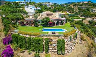 Spaanse luxevilla te koop met panoramisch uitzicht in een gated community omgeven door natuur in Marbella - Benahavis 55323 