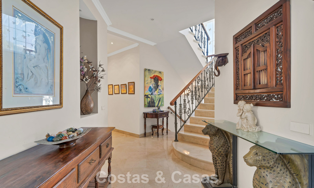 Statige luxe mansion in Andalusische stijl met zeezicht in de golfvallei van Nueva Andalucia, Marbella 779158