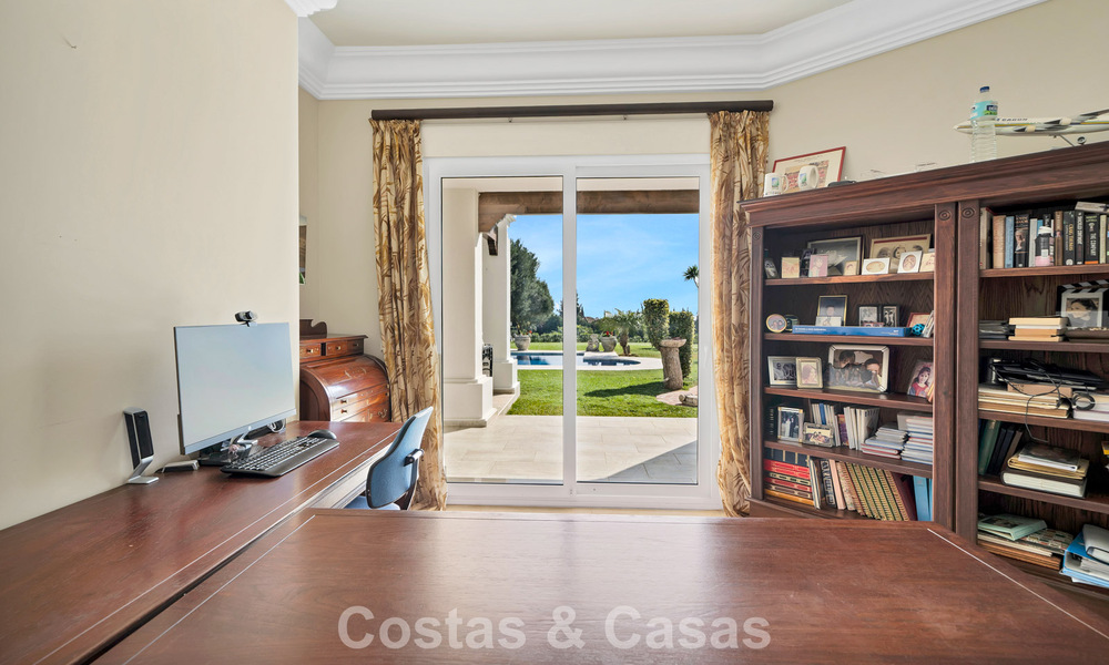 Statige luxe mansion in Andalusische stijl met zeezicht in de golfvallei van Nueva Andalucia, Marbella 779159