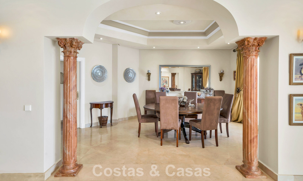 Statige luxe mansion in Andalusische stijl met zeezicht in de golfvallei van Nueva Andalucia, Marbella 779166