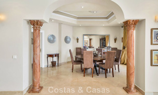 Statige luxe mansion in Andalusische stijl met zeezicht in de golfvallei van Nueva Andalucia, Marbella 779166 