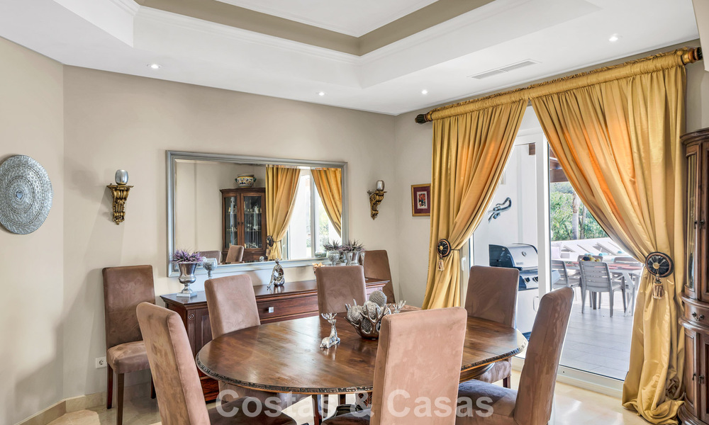 Statige luxe mansion in Andalusische stijl met zeezicht in de golfvallei van Nueva Andalucia, Marbella 779168