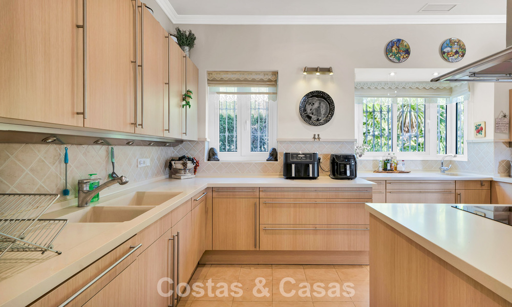 Statige luxe mansion in Andalusische stijl met zeezicht in de golfvallei van Nueva Andalucia, Marbella 779170