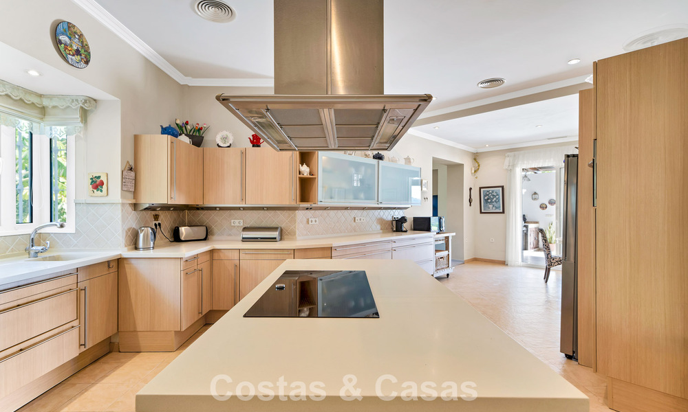 Statige luxe mansion in Andalusische stijl met zeezicht in de golfvallei van Nueva Andalucia, Marbella 779172