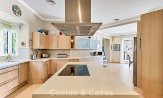 Statige luxe mansion in Andalusische stijl met zeezicht in de golfvallei van Nueva Andalucia, Marbella 779172 