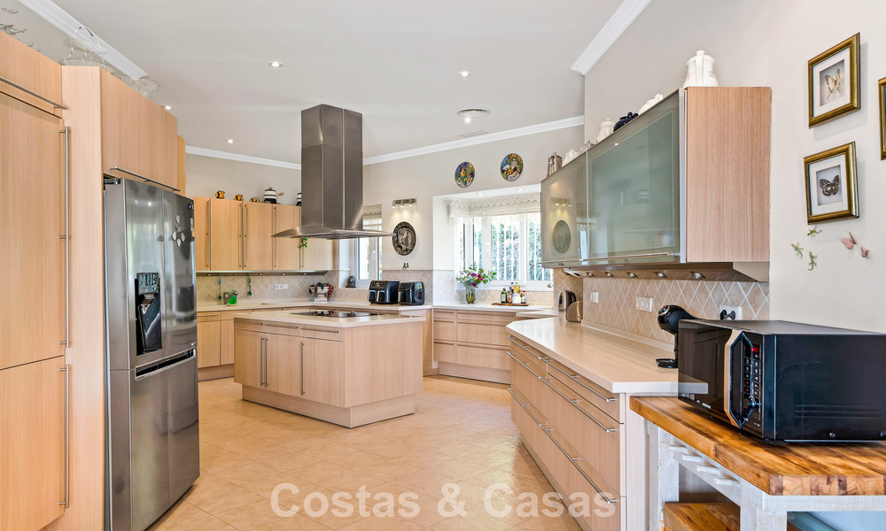 Statige luxe mansion in Andalusische stijl met zeezicht in de golfvallei van Nueva Andalucia, Marbella 779173