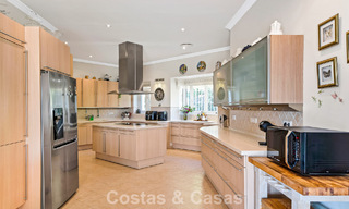 Statige luxe mansion in Andalusische stijl met zeezicht in de golfvallei van Nueva Andalucia, Marbella 779173 