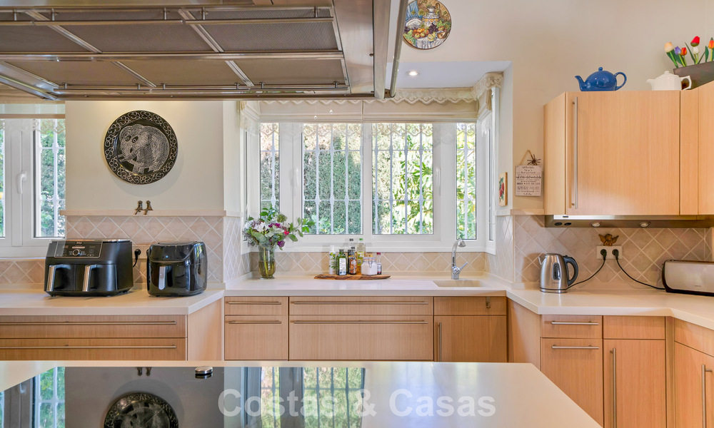 Statige luxe mansion in Andalusische stijl met zeezicht in de golfvallei van Nueva Andalucia, Marbella 779174