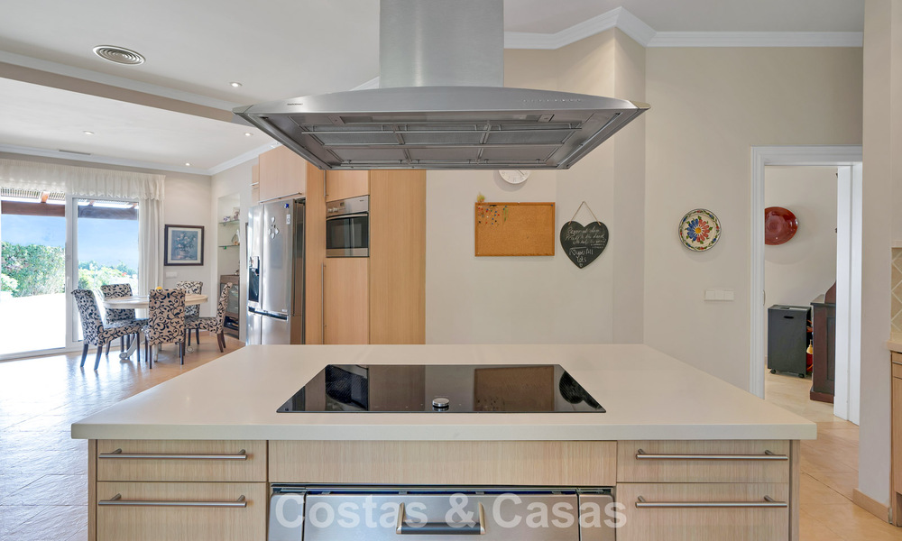 Statige luxe mansion in Andalusische stijl met zeezicht in de golfvallei van Nueva Andalucia, Marbella 779177