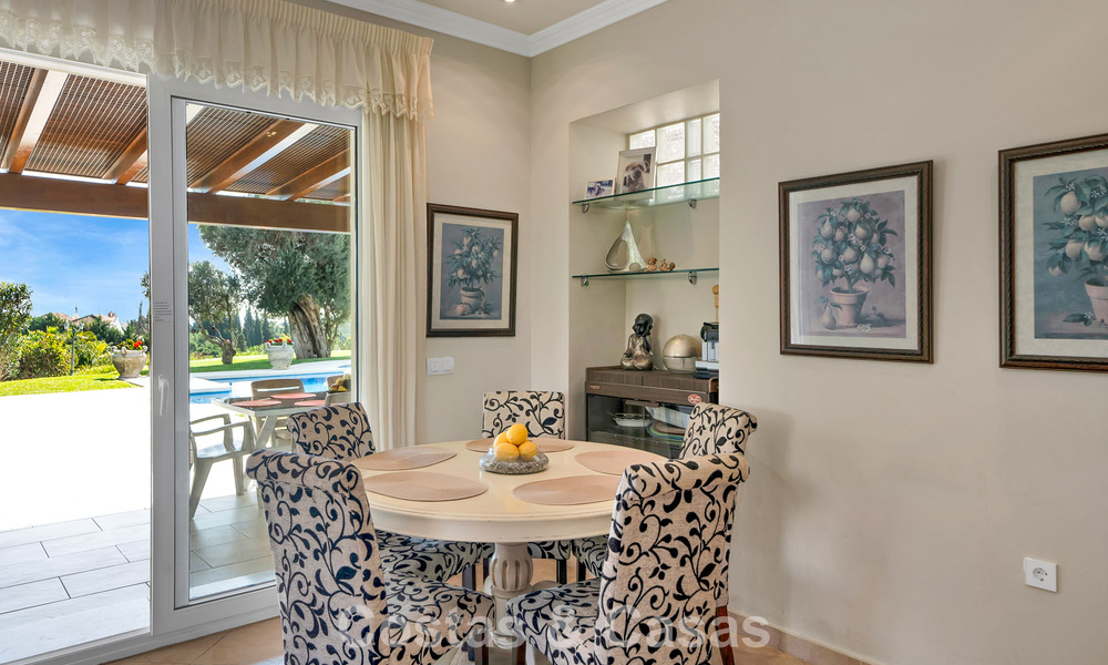 Statige luxe mansion in Andalusische stijl met zeezicht in de golfvallei van Nueva Andalucia, Marbella 779178