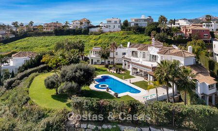 Statige luxe mansion in Andalusische stijl met zeezicht in de golfvallei van Nueva Andalucia, Marbella 779179