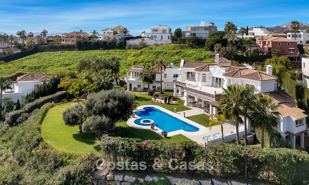 Statige luxe mansion in Andalusische stijl met zeezicht in de golfvallei van Nueva Andalucia, Marbella 779179