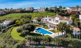 Statige luxe mansion in Andalusische stijl met zeezicht in de golfvallei van Nueva Andalucia, Marbella 779179 