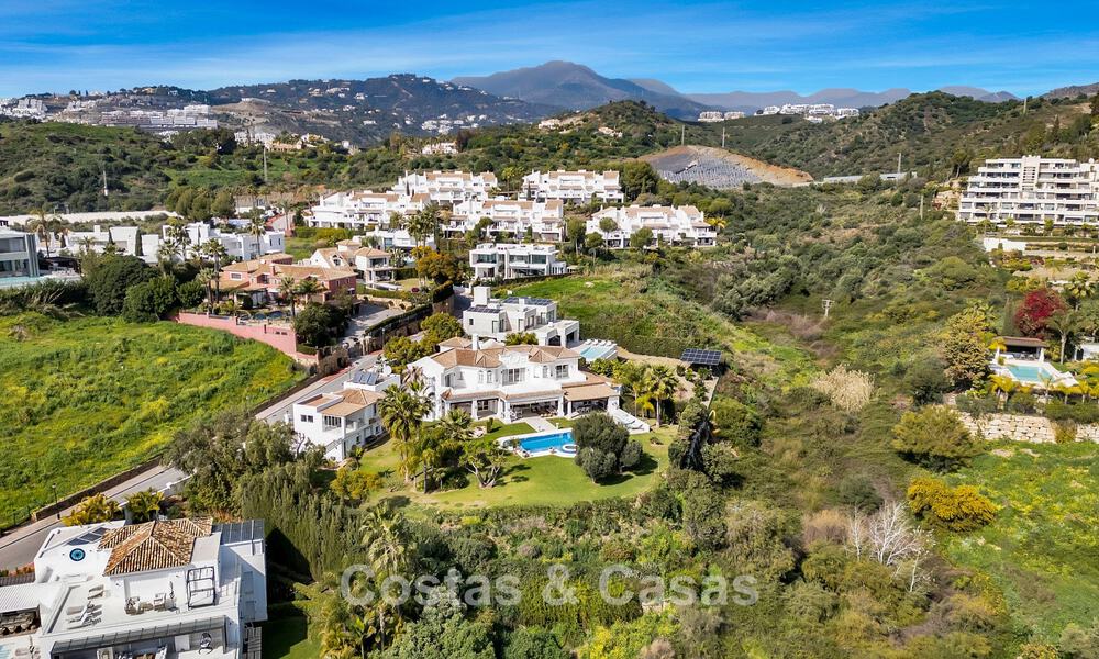 Statige luxe mansion in Andalusische stijl met zeezicht in de golfvallei van Nueva Andalucia, Marbella 779181