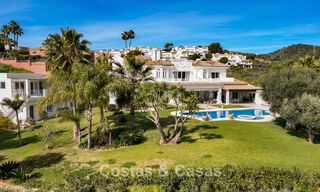 Statige luxe mansion in Andalusische stijl met zeezicht in de golfvallei van Nueva Andalucia, Marbella 779182 