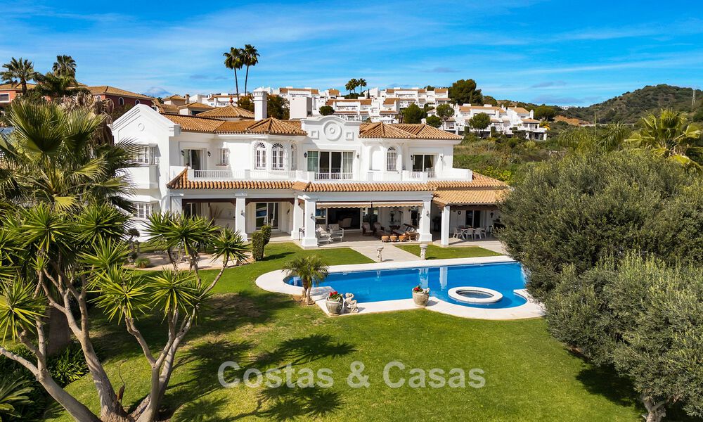 Statige luxe mansion in Andalusische stijl met zeezicht in de golfvallei van Nueva Andalucia, Marbella 779183