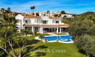 Statige luxe mansion in Andalusische stijl met zeezicht in de golfvallei van Nueva Andalucia, Marbella 779183 
