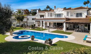 Statige luxe mansion in Andalusische stijl met zeezicht in de golfvallei van Nueva Andalucia, Marbella 779184 