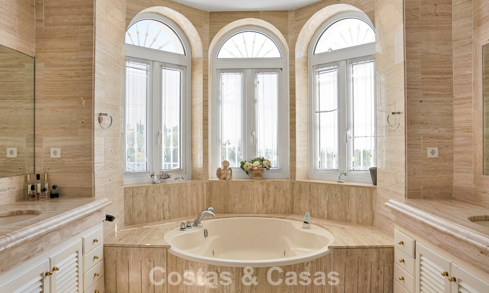 Statige luxe mansion in Andalusische stijl met zeezicht in de golfvallei van Nueva Andalucia, Marbella 779189