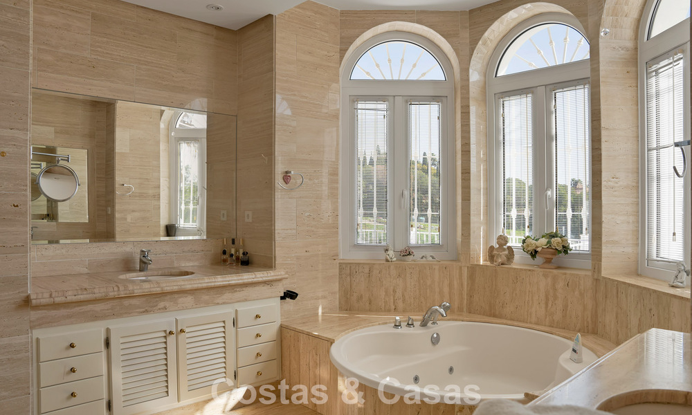 Statige luxe mansion in Andalusische stijl met zeezicht in de golfvallei van Nueva Andalucia, Marbella 779190