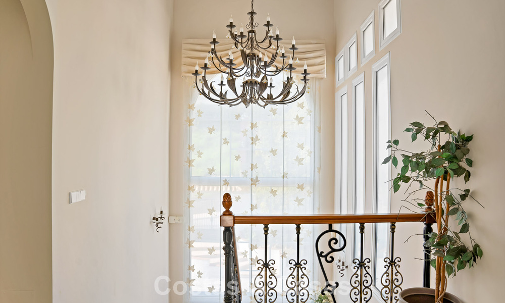 Statige luxe mansion in Andalusische stijl met zeezicht in de golfvallei van Nueva Andalucia, Marbella 779191