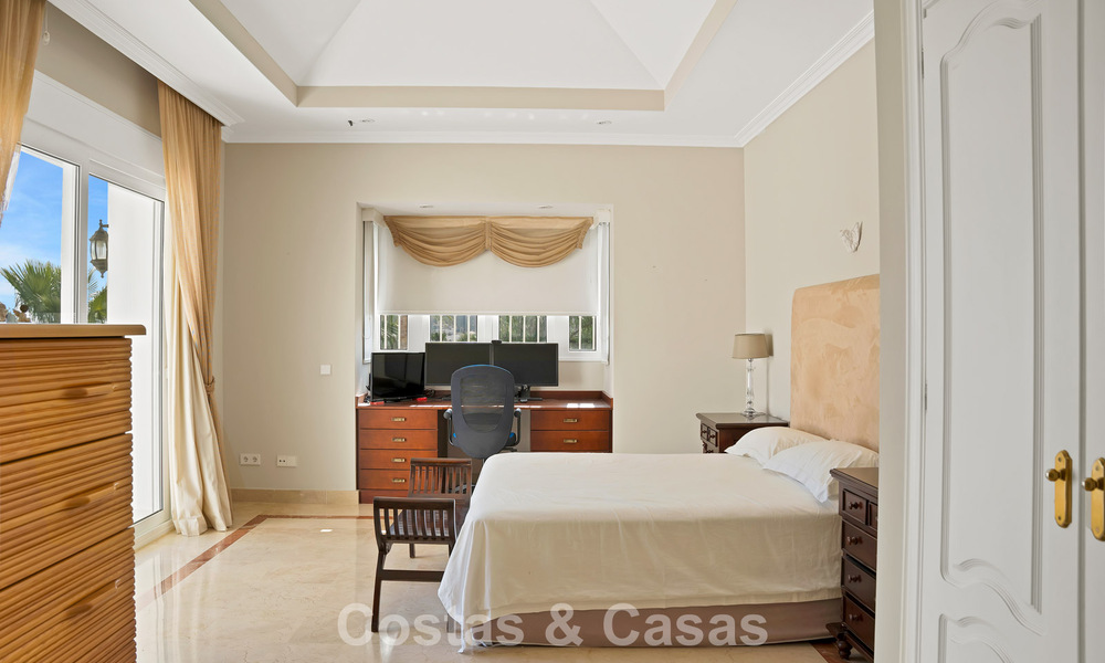 Statige luxe mansion in Andalusische stijl met zeezicht in de golfvallei van Nueva Andalucia, Marbella 779192