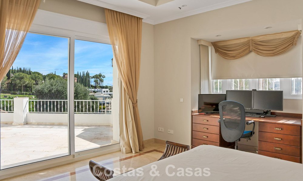 Statige luxe mansion in Andalusische stijl met zeezicht in de golfvallei van Nueva Andalucia, Marbella 779193